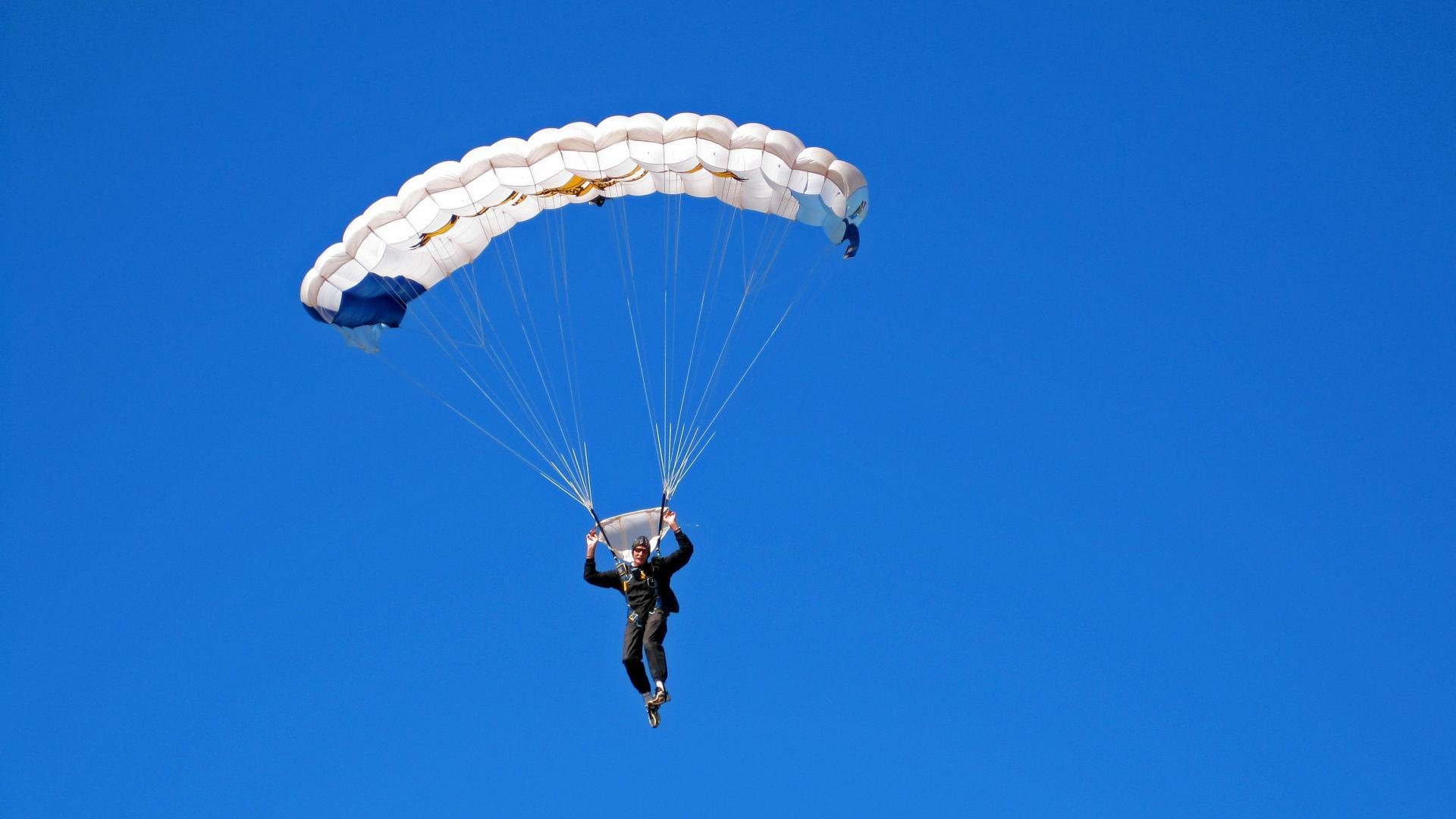 德国羽毛球选手在比赛中展现出顽强拼搏精神,德国羽毛球主教练