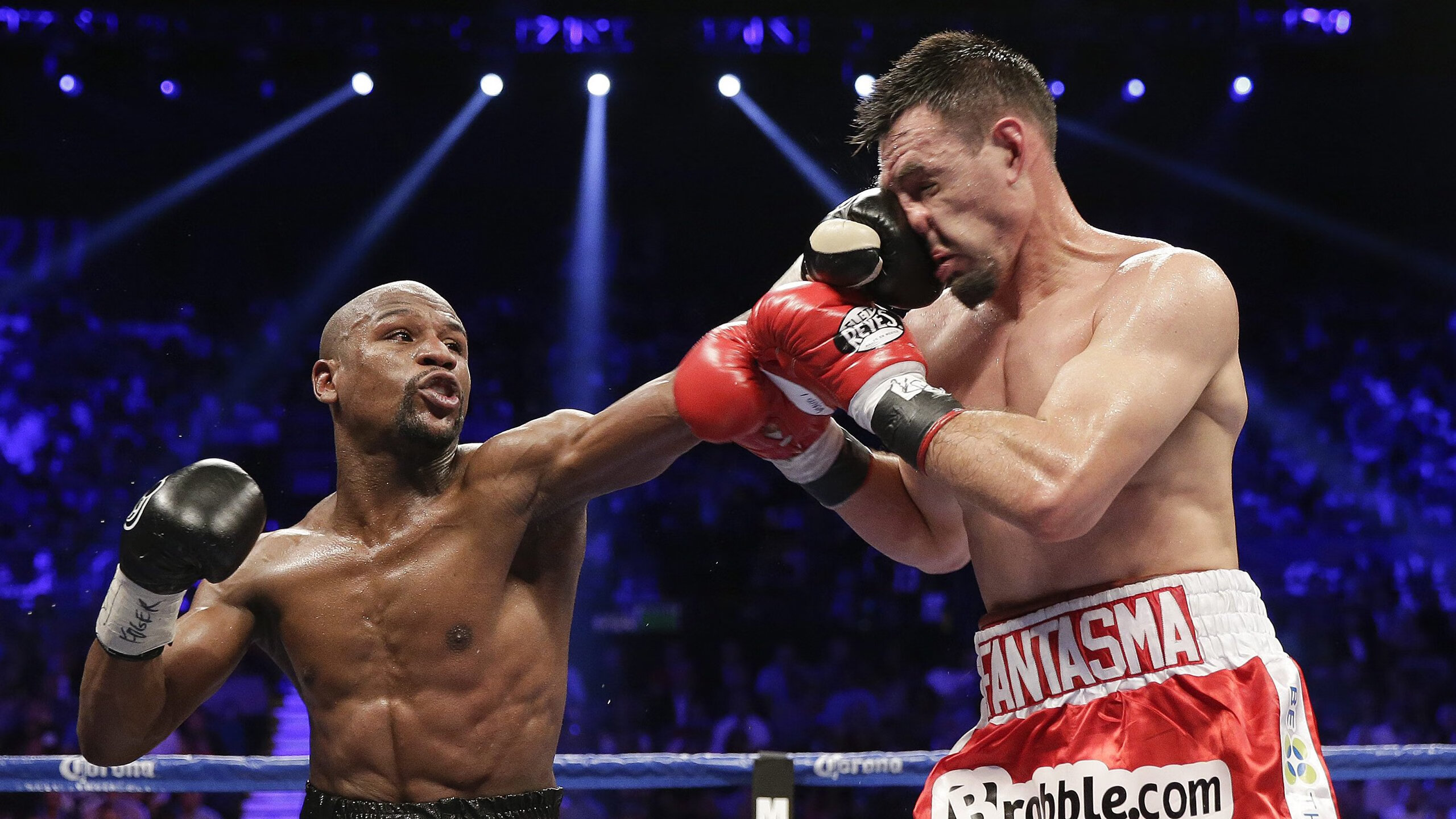 球迷比赛日疯狂助威,现场氛围火爆,球迷助威视频