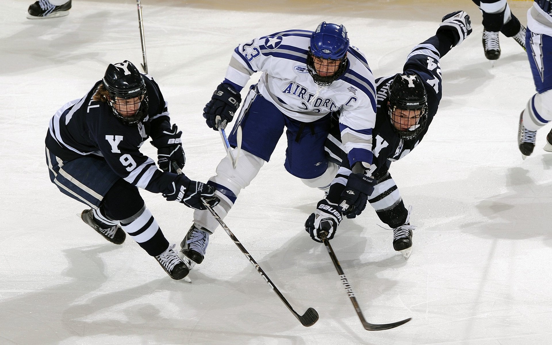 开云体育移动版-英超“冷门频出”，榜首竞争变得扑朔迷离，英超最火的球队